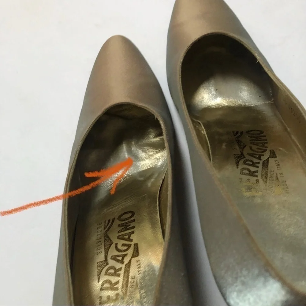 Salvatore Ferragamo Vintage Gold Satin Pumps Size 9AA Made in Italy Heels